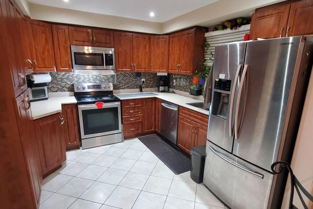 Appartement Beautiful House In Mississauga Extérieur photo